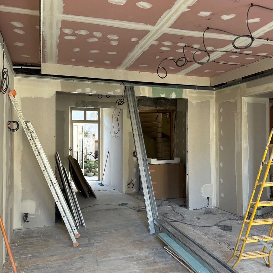 Chantier : cloisons et plafond en plaques de plâtre en cours de pose