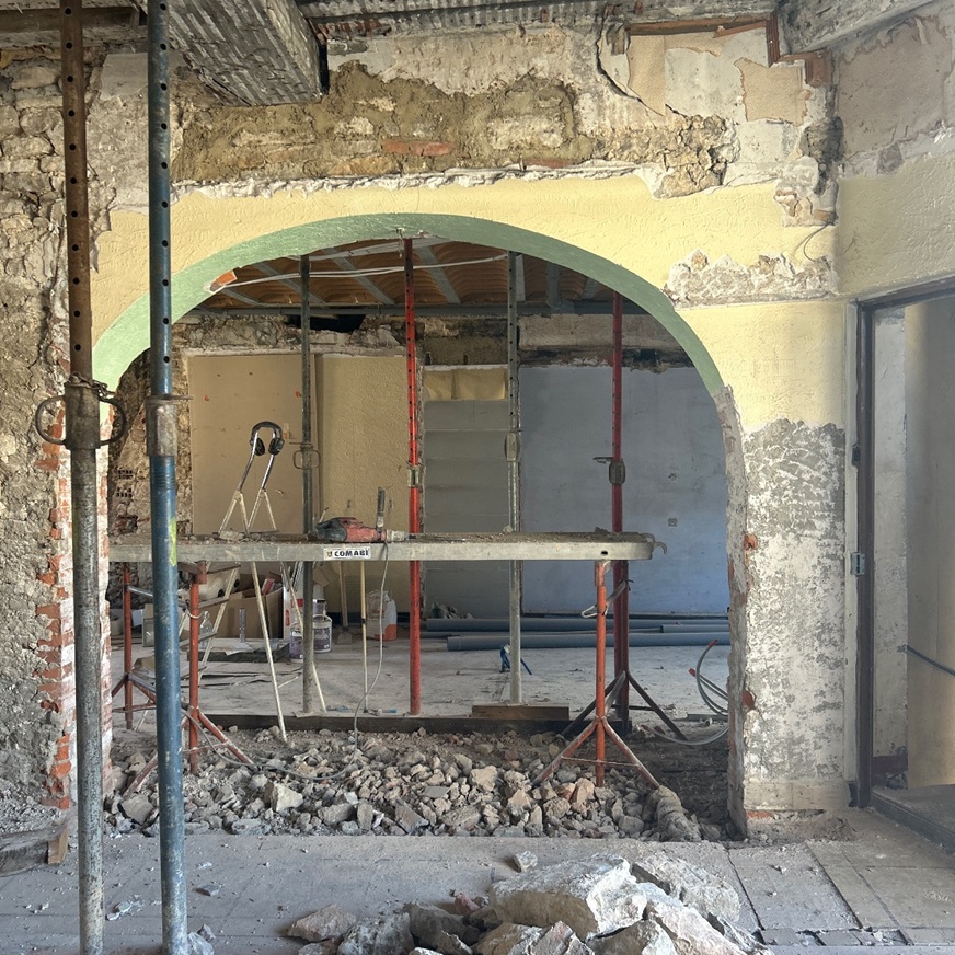 Chantier : ouverture en arc soutenue par des étais métalliques